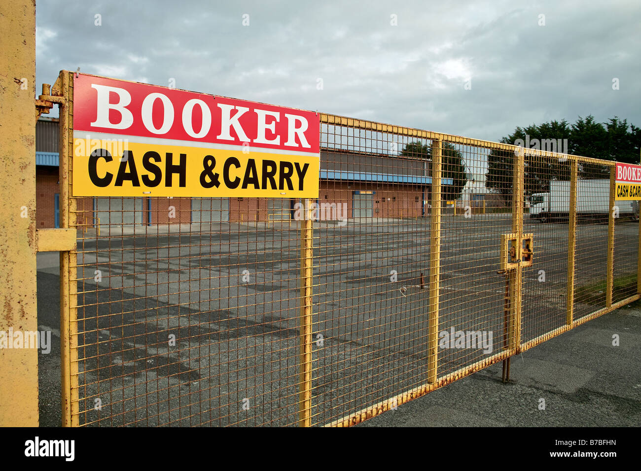 Cancelli chiusi a ' prenotazioni ' cash and carry in redruth,cornwall, Regno Unito Foto Stock
