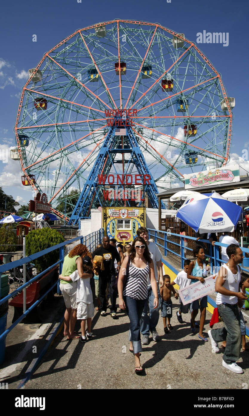 Deno il Wonder Wheel Amusement Park, Coney Island, Brooklyn, New York City, Stati Uniti d'America Foto Stock