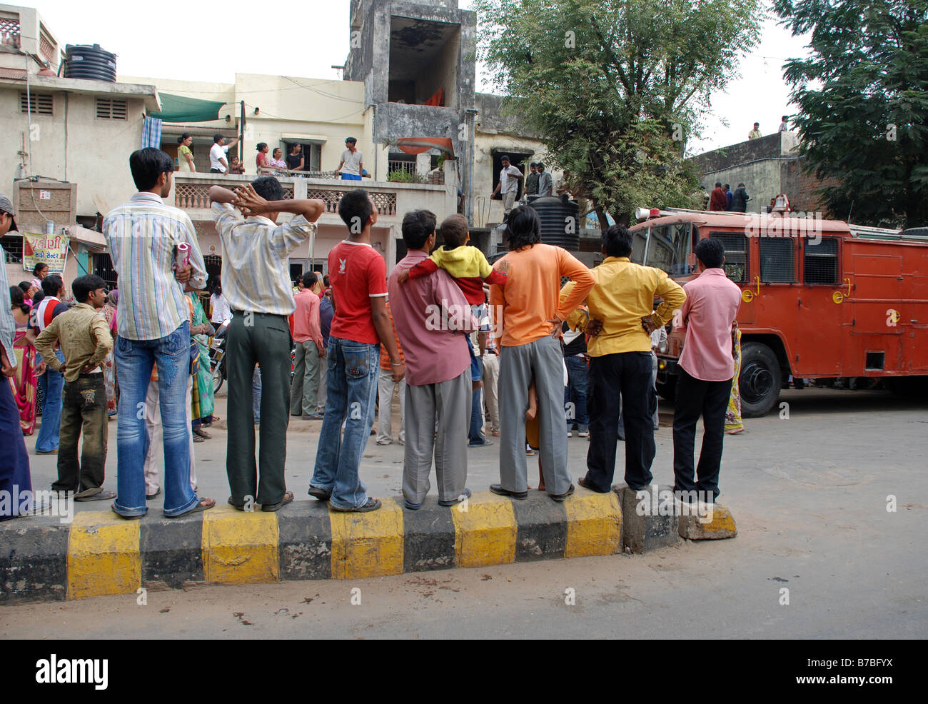 Guardare la gente una scena di fuoco in Ahmedabad, India. Foto Stock