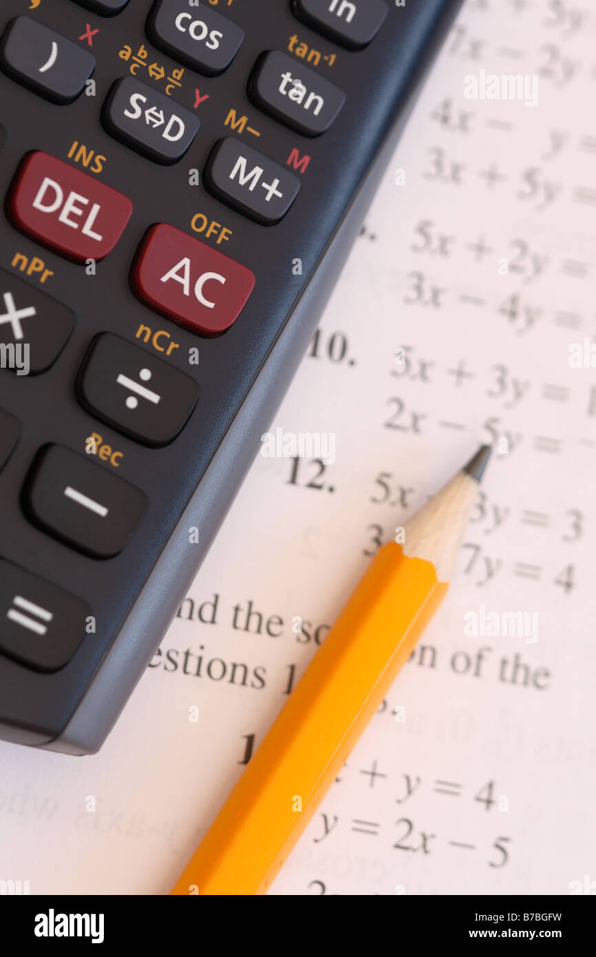 Matematica a scuola studio libro di testo con la calcolatrice e matita Foto Stock