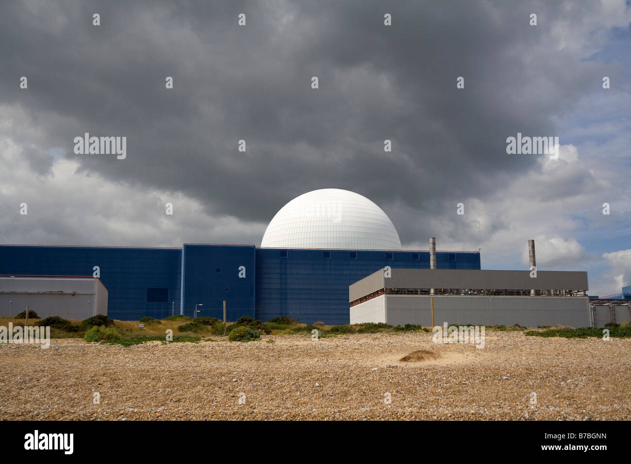 Una pesante nube incombe sulla familiarità cupola della centrale nucleare di Sizewell B sulla costa di Suffolk Foto Stock