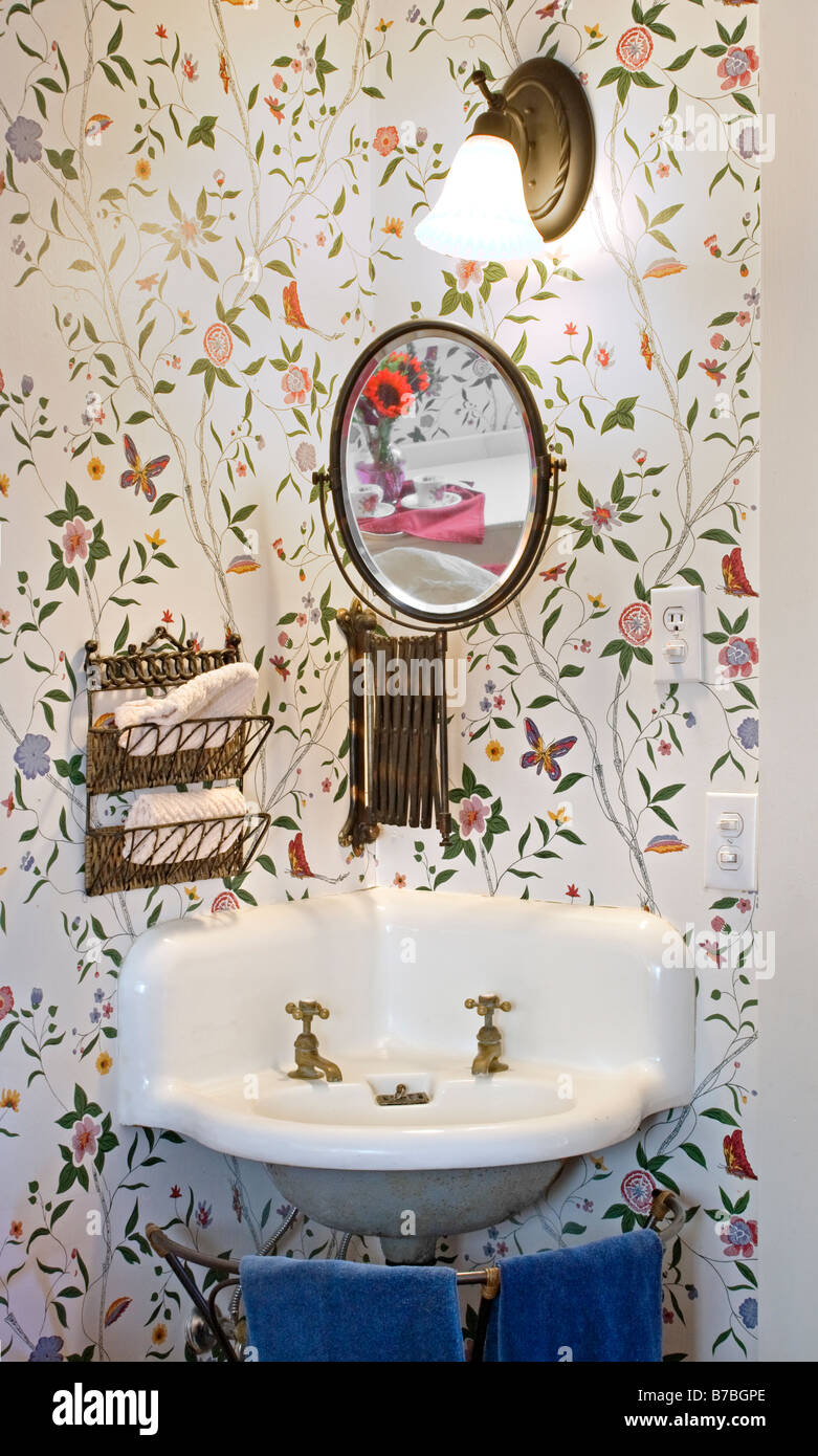 Un vecchio stile di lavandino e specchio in stile vittoriano BED AND BREAKFAST PACIFIC GROVE CALIFONRNIA Foto Stock
