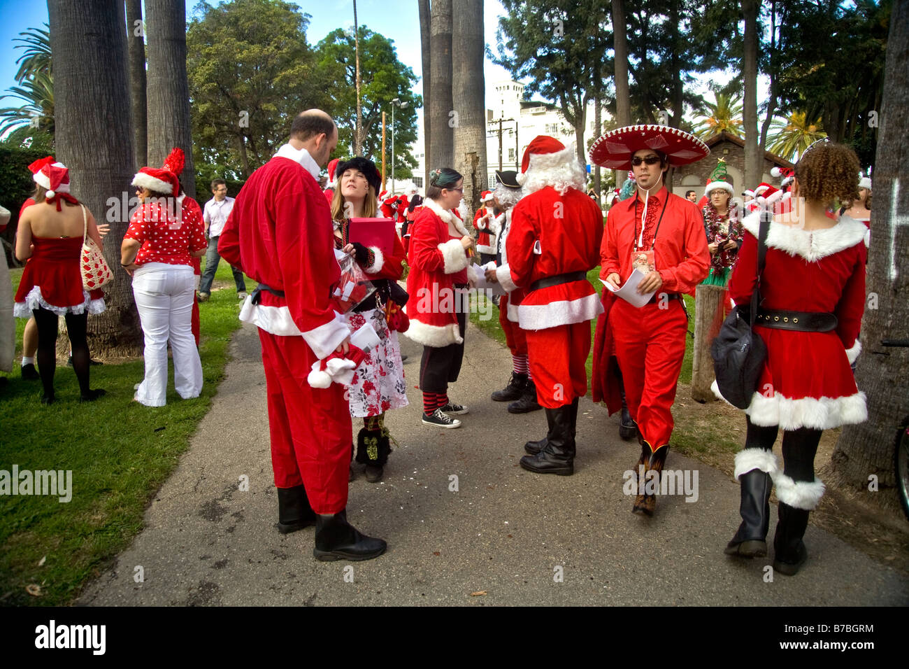 Persone in Santa Claus dress riuniti a Los Angeles Foto Stock