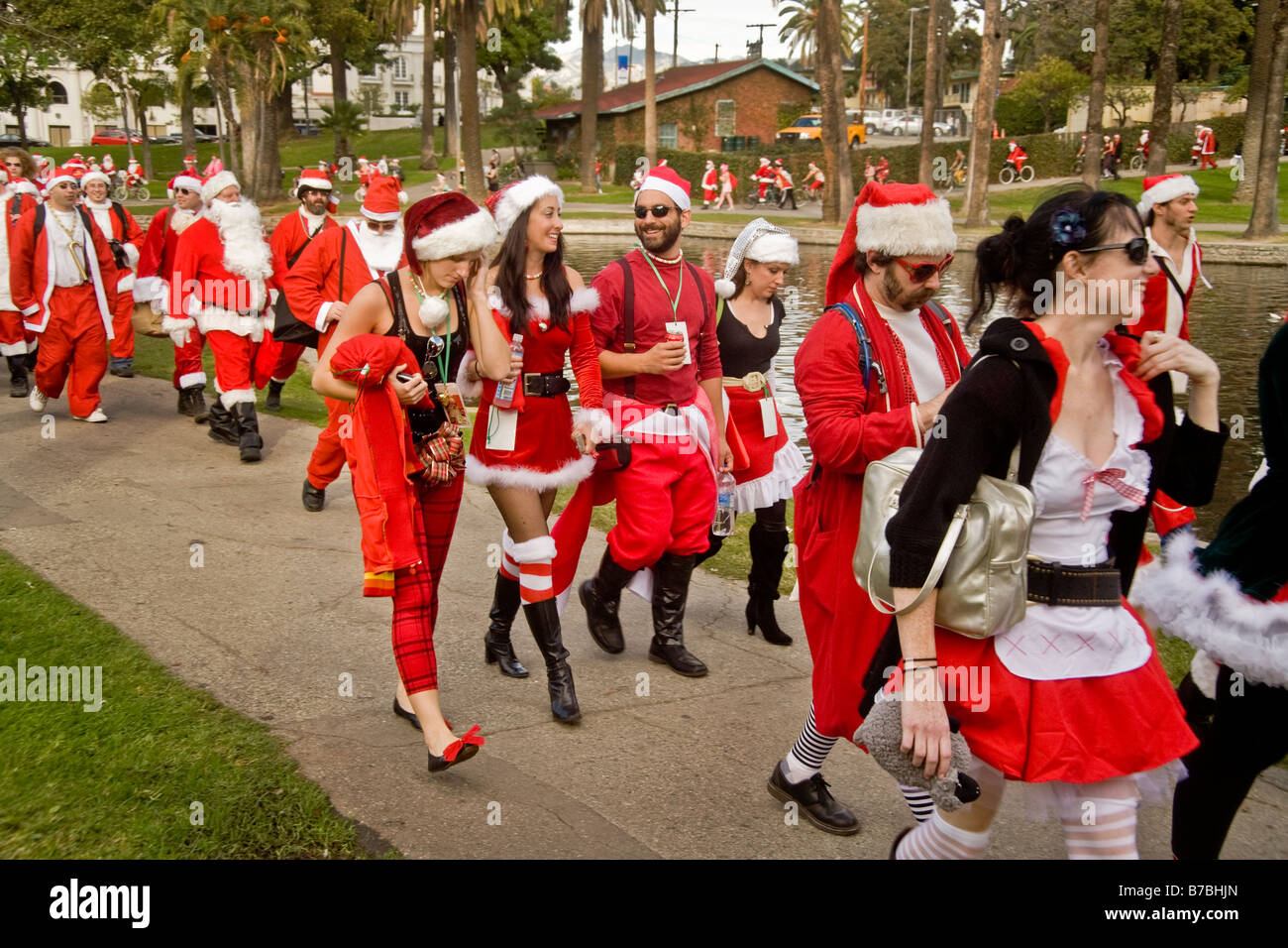 Gruppo di persone che indossano Santa Claus costumi e "renne-testa " noleggio di eseguire pubblicamente su strade di Los Angeles Foto Stock