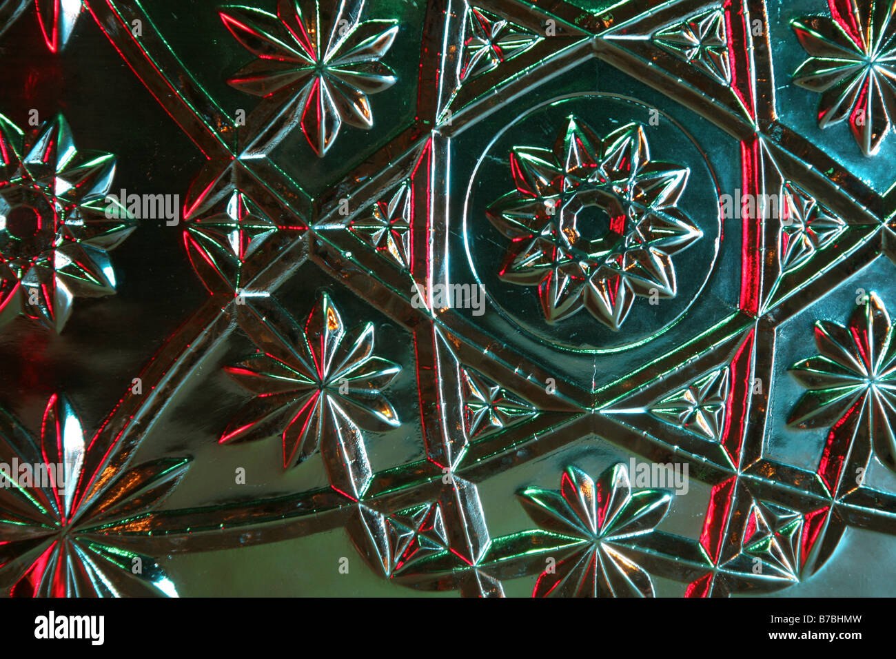 Un inciso a motivi geometrici la piastra di vetro con luci colorate Foto Stock