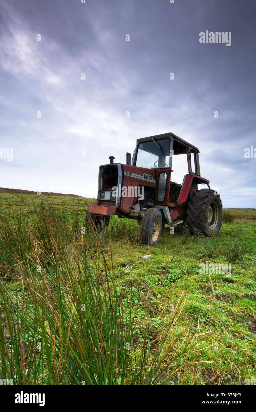 Il vecchio trattore Massey Ferguson abandonned in un campo in fanore, County Clare, Irlanda Foto Stock