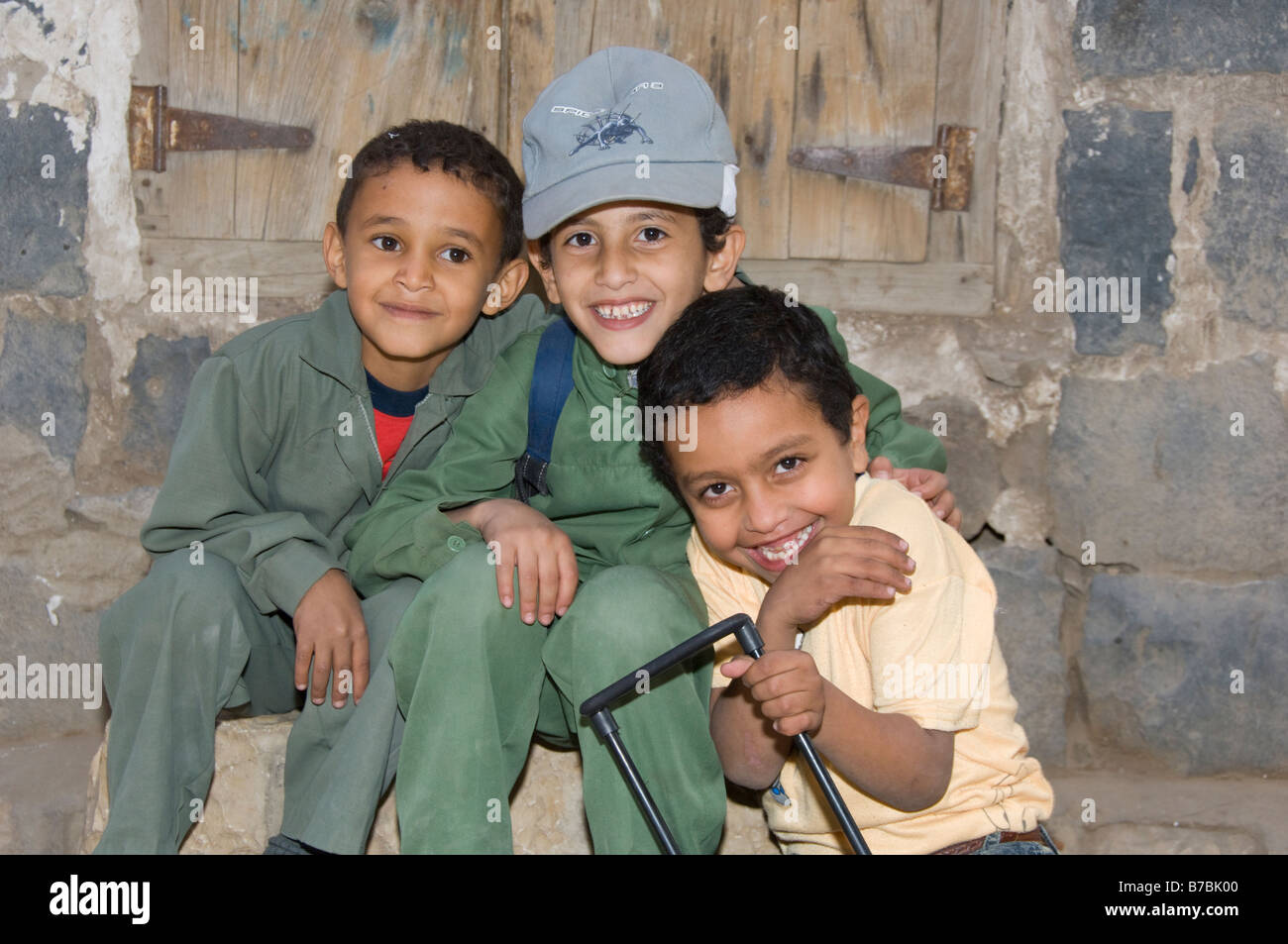 Ragazzi in posa nel quartiere del centro storico di Sana a Yemen Foto Stock