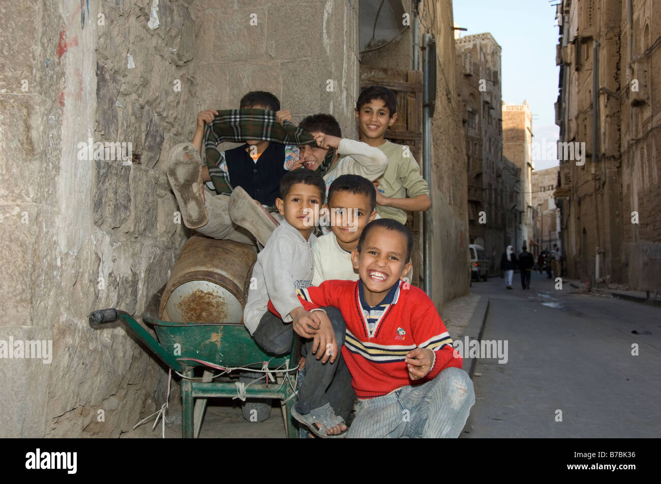 Scena di strada con i bambini nel quartiere del centro storico di Sana a Yemen Foto Stock