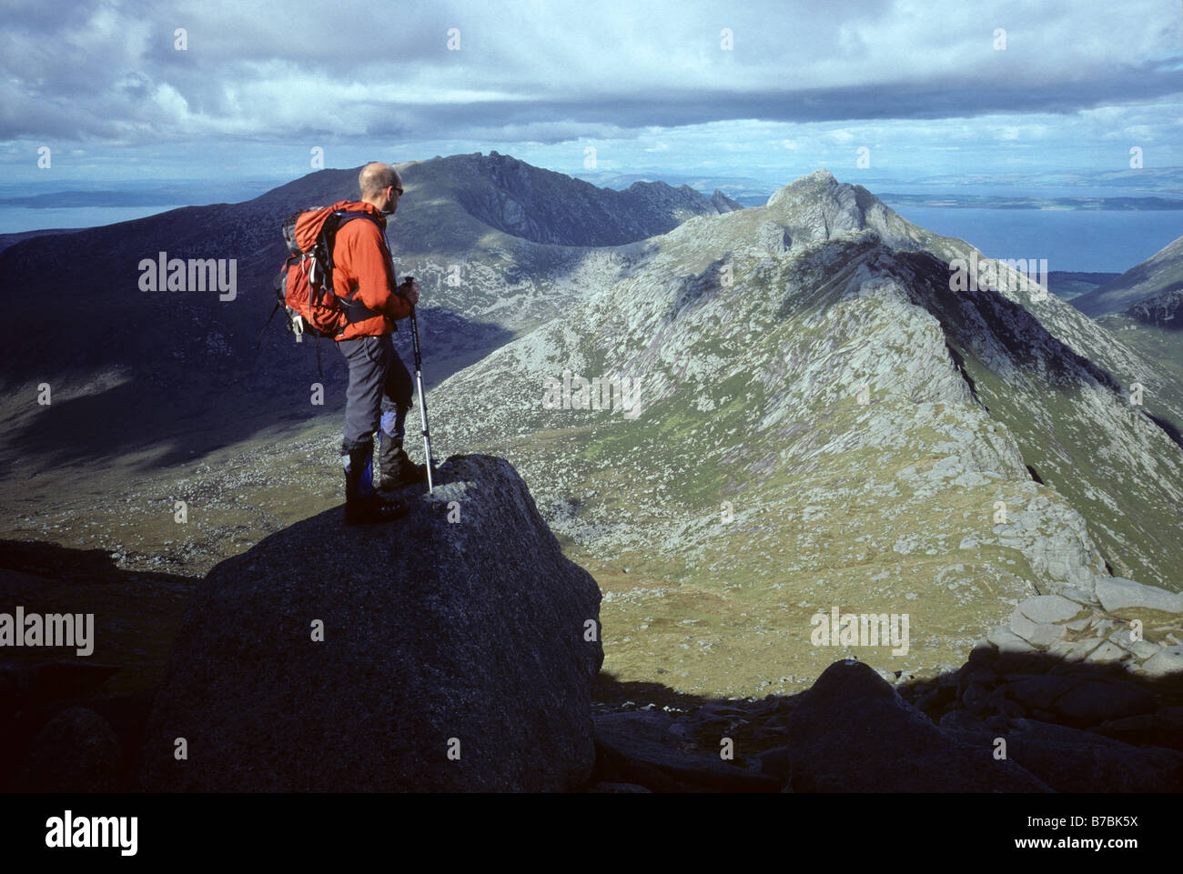 Walker ammirando il paesaggio di montagna dell'isola di Arran Foto Stock