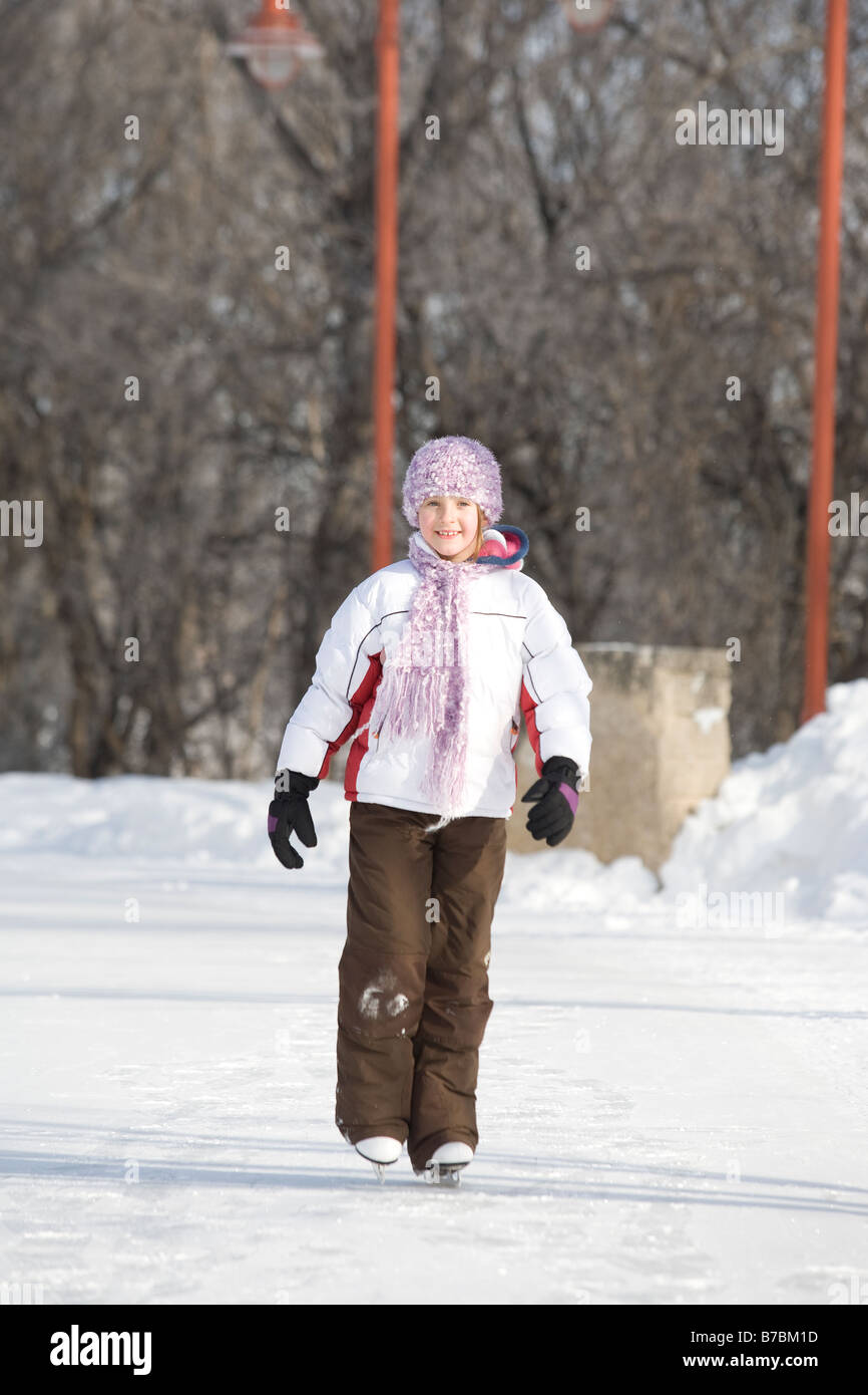 9 anno vecchia ragazza pattinaggio, forche, Winnipeg, Canada Foto Stock