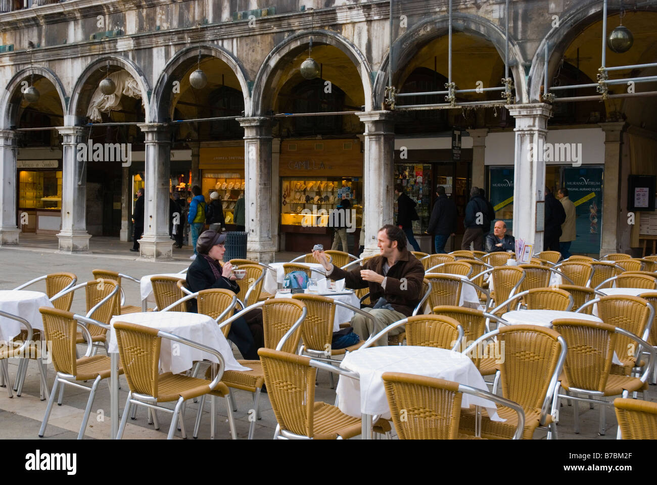 Giovane seduti sulla terrazza a piazza San Marco a Venezia Italia Europa Foto Stock