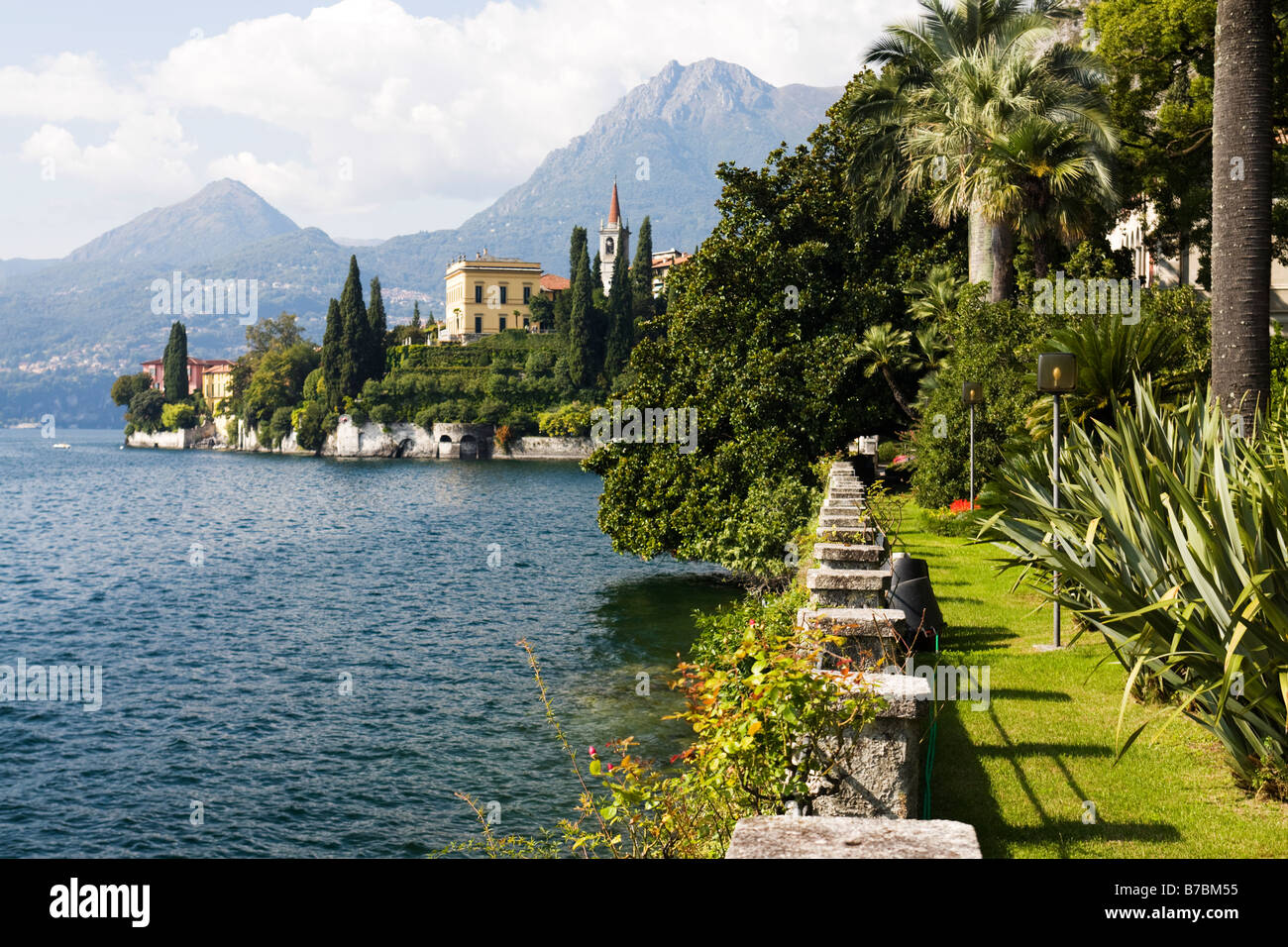 Varenna litorale con vista sulla Villa Cipressi hotel dai giardini di Villa Monastero. Il lago di Como, Lombardia, Italia Foto Stock