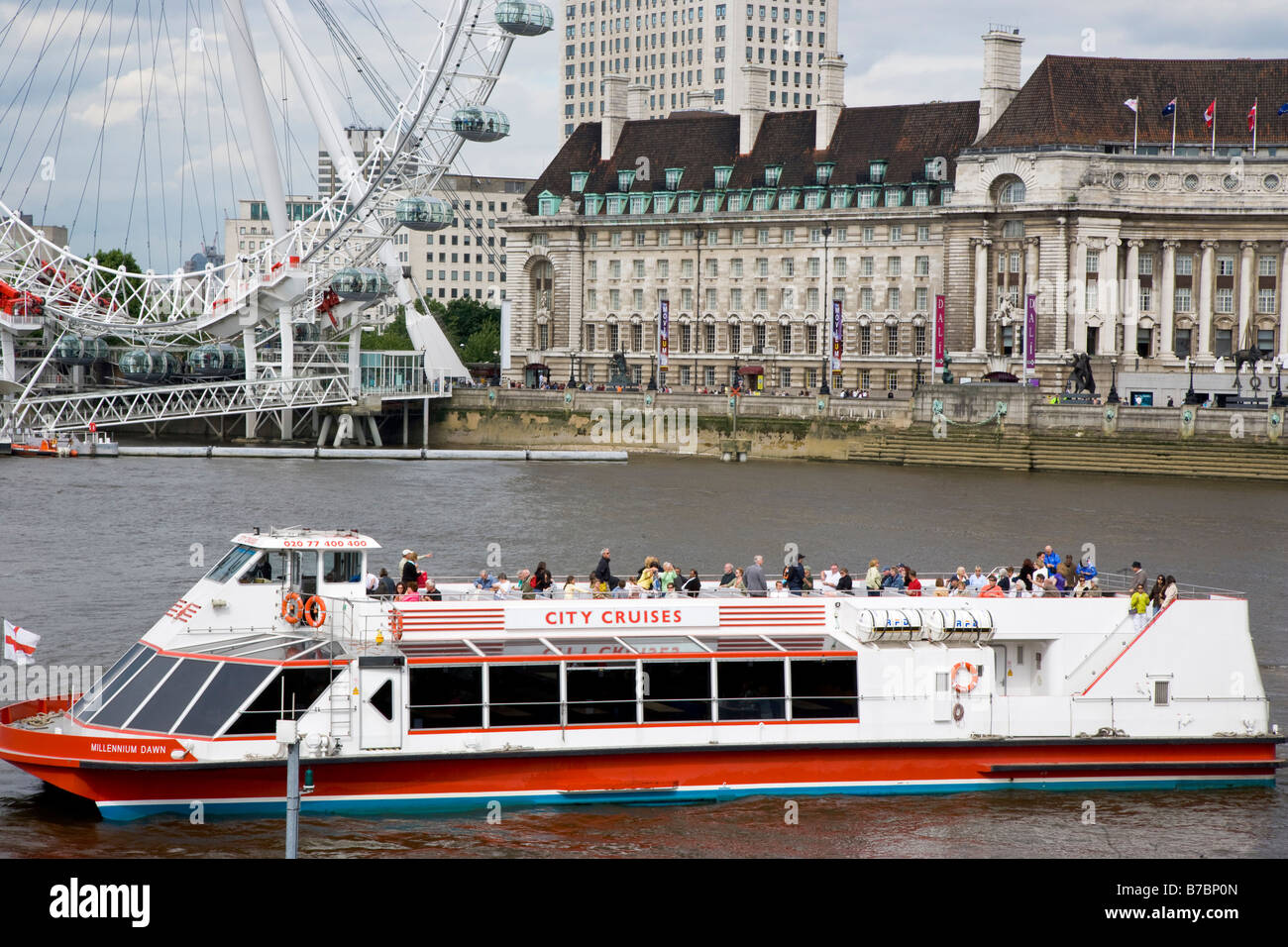 Città barca Crociera sul Fiume Tamigi con il London Eye sullo sfondo London Inghilterra England Foto Stock