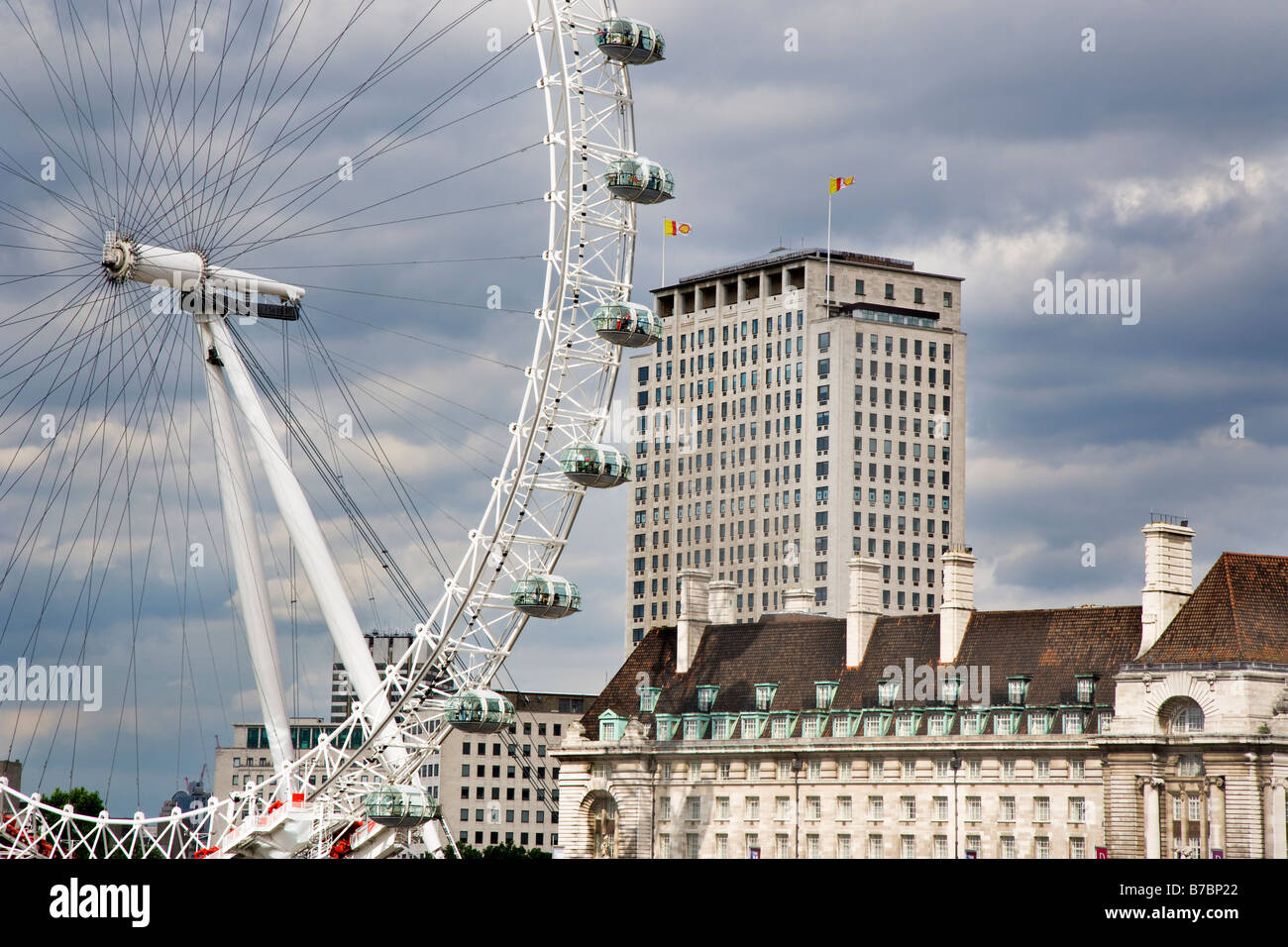 Il London Eye e il guscio edificio Londra Inghilterra Foto Stock