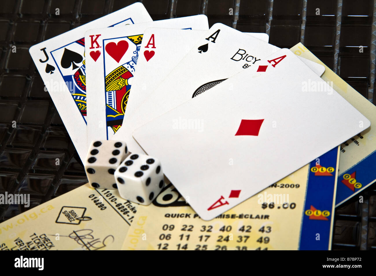Carte da gioco e dadi a Las Vegas il tipo di gioco di poker Foto stock -  Alamy