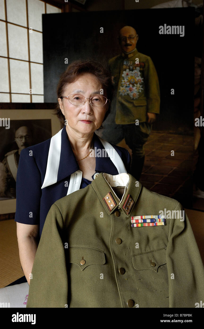 Yuko Tojo nipote del Giappone s leader bellico generale Hideki Tojo pone con suo nonno s uniforme. Foto Stock