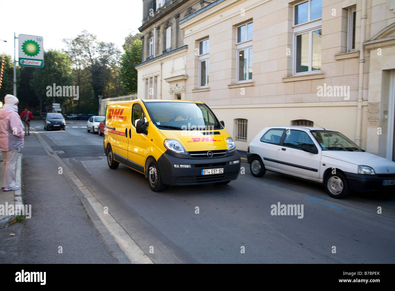 DHL delivery carrello su strade di Chantilly Francia una società americana operante in un paese straniero Foto Stock