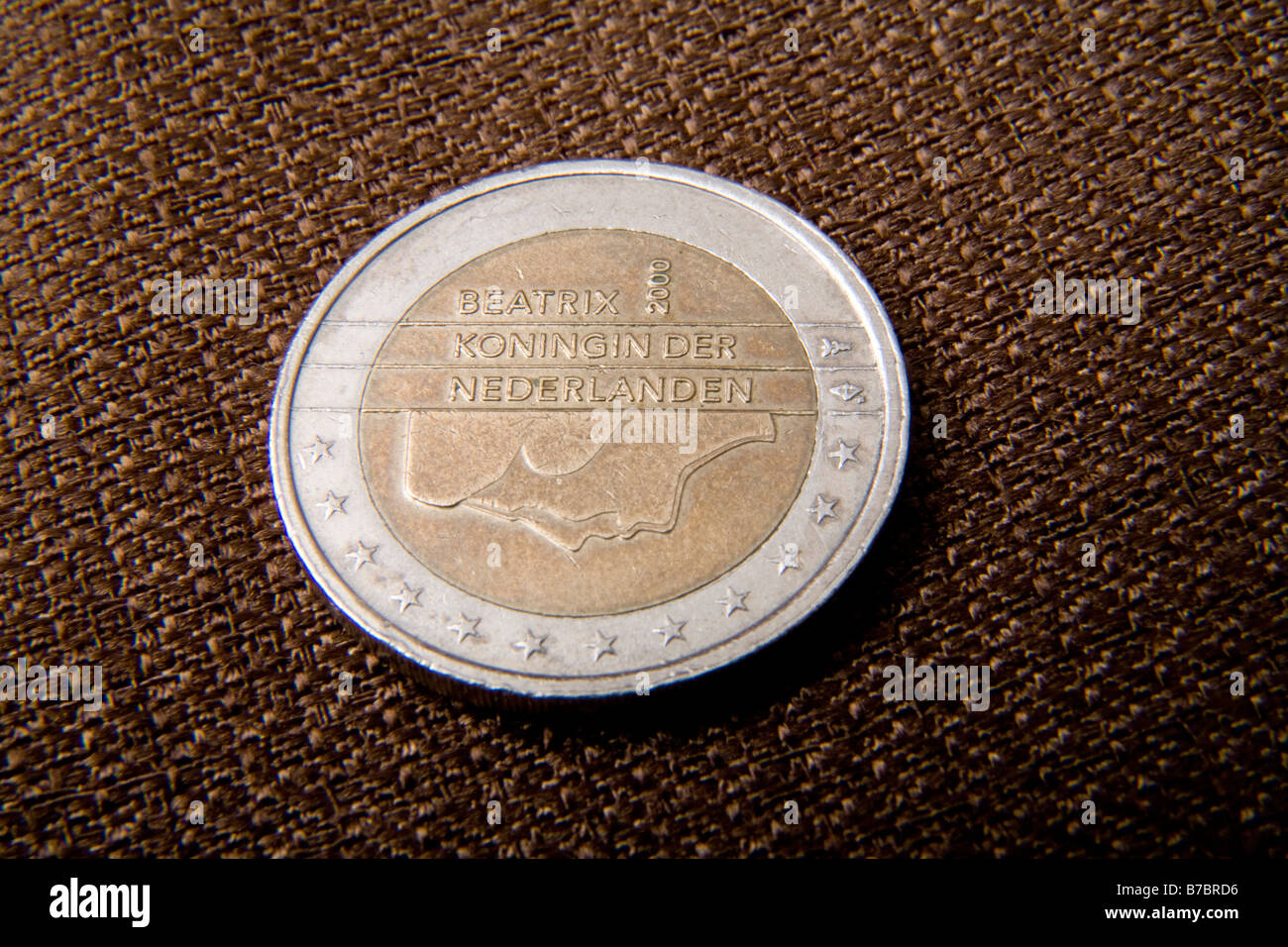 2 Euro moneta in retromarcia in Paesi Bassi dispone di immagine della regina Beatrix economia banca il denaro contante Foto Stock