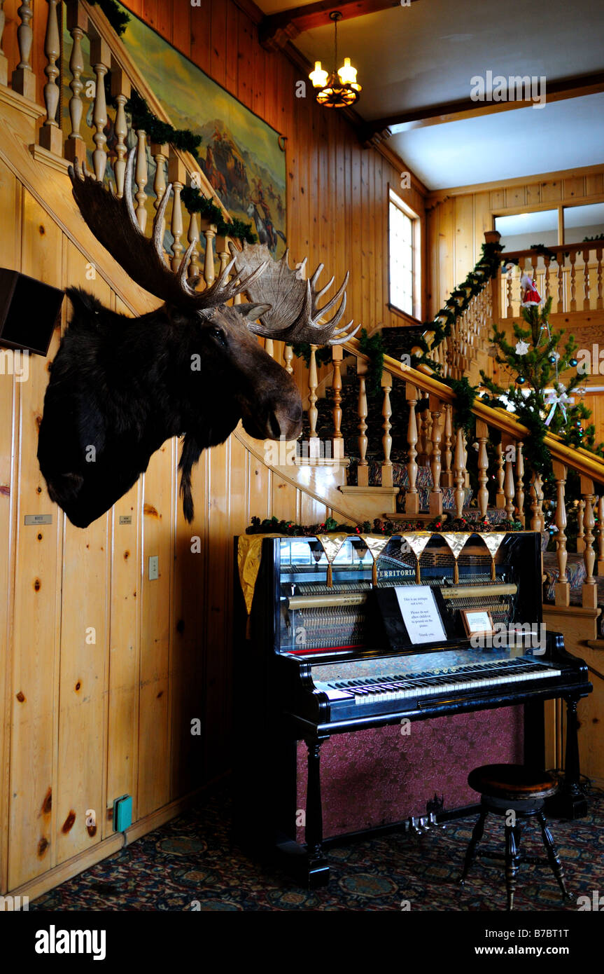 Testa di alce e antico pianoforte. West Yellowstone, Montana, USA. Foto Stock