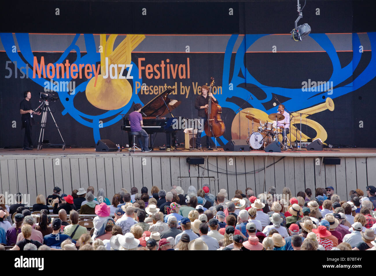 Una folla orologi cantante britannico song writer e il pianista JAMIE CULLUM eseguire al cinquantunesimo MONTEREY JAZZ FESTIVAL IN CALIFORNIA Foto Stock