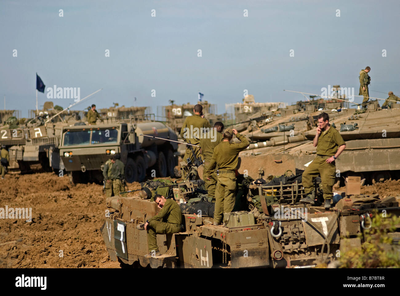 Soldati israeliani sulla parte superiore dei veicoli blindati al confine israeliano con la striscia di Gaza Foto Stock