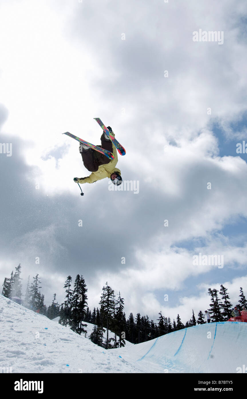 Sciatore nella halfpipe competere a Telus Mondo Sci e Snowboard Festival Foto Stock