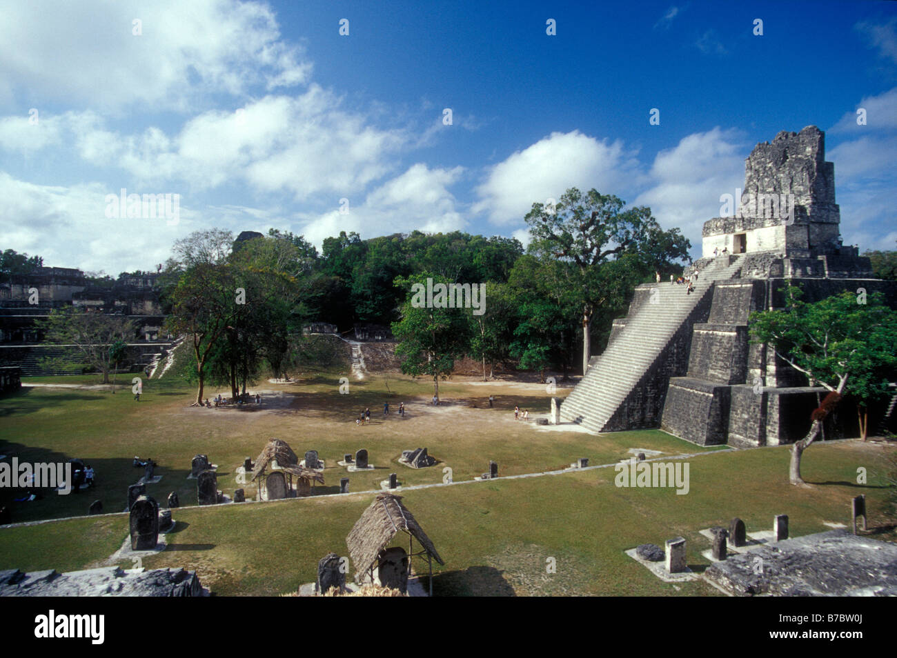 La grande piazza e il Tempio II o il Tempio delle Maschere presso le rovine maya di Tikal nel Parco Nazionale di Tikal, El Petén, Guatemala Foto Stock