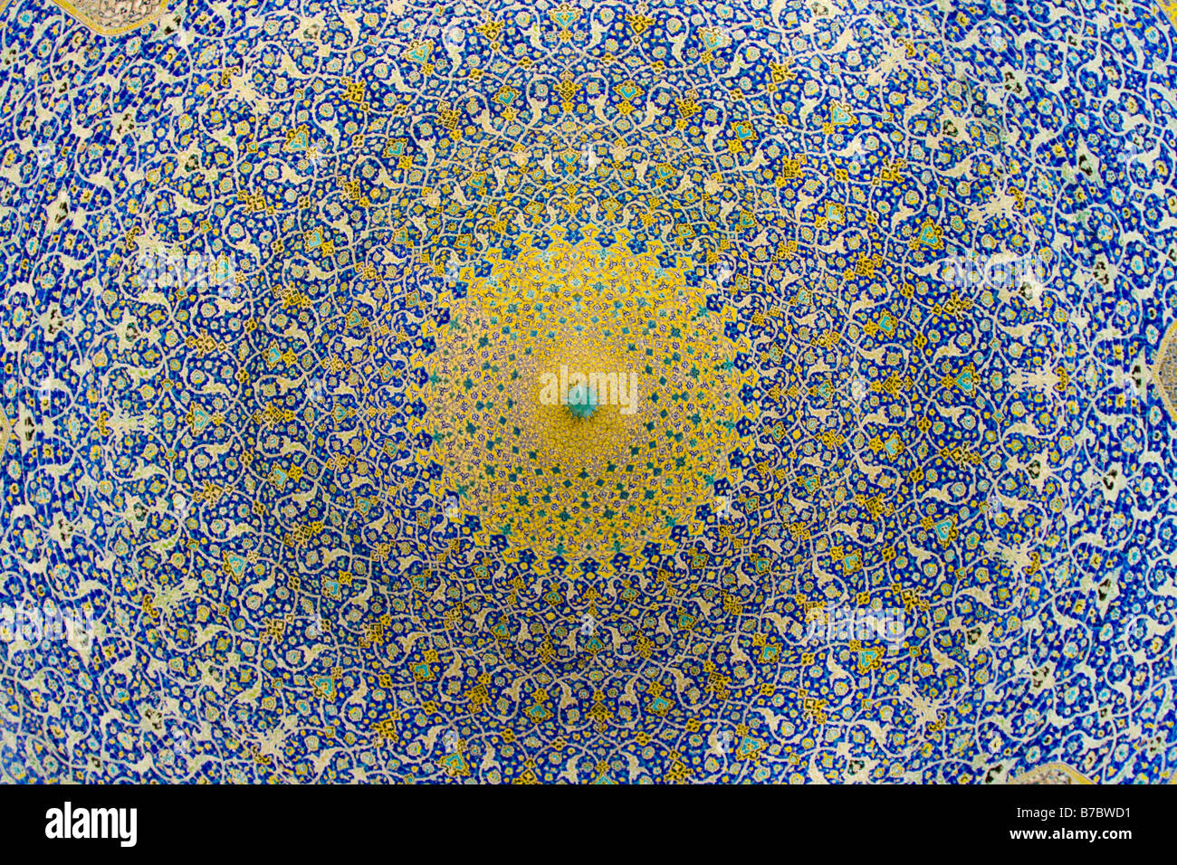 All'interno della cupola a Imam moschea a Esfahan Iran Foto Stock
