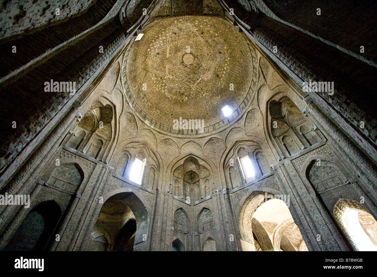 All'interno della cupola Jameh Masjid o Moschea del Venerdì a Esfahan Iran Foto Stock