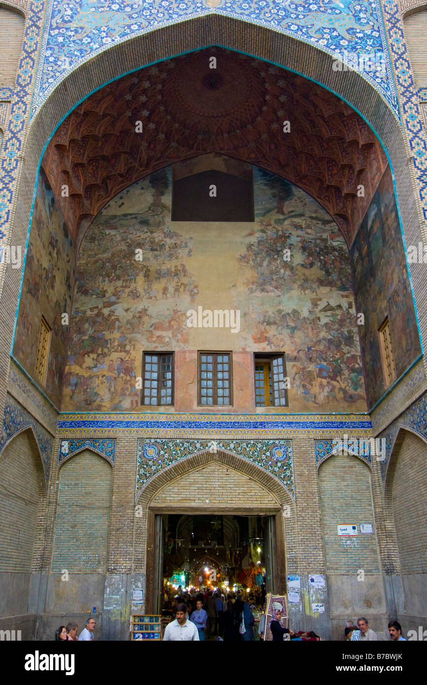 Murale di Safavid sul portale Qaisarieh al Bazar e Bozorg a Esfahan Iran Foto Stock
