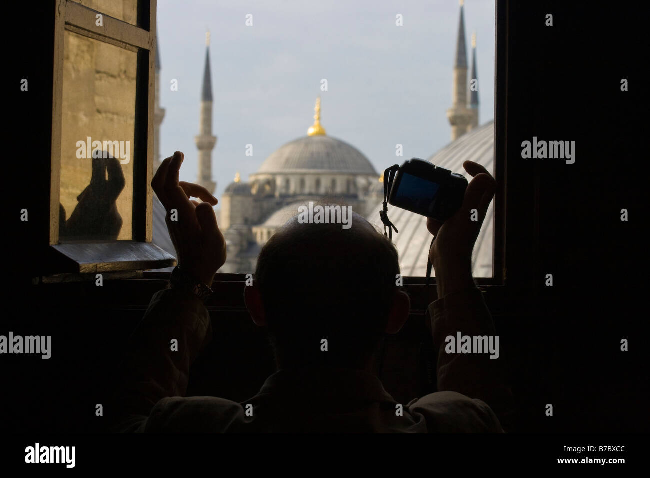 Turistica prendendo una foto della Moschea Blu dall'interno del Ayasofia ad Istanbul in Turchia Foto Stock