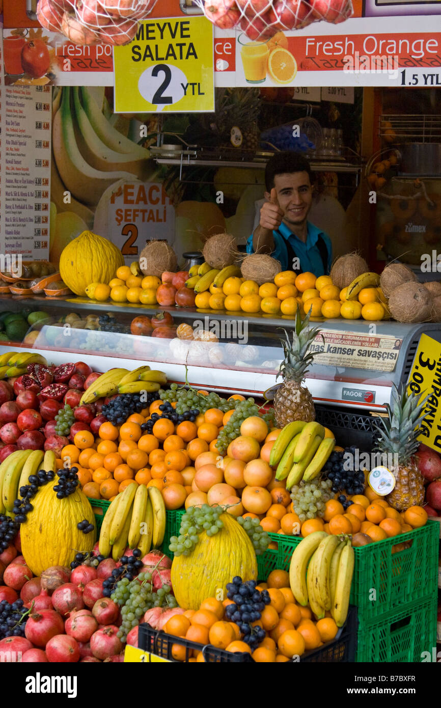 Frutta fresca venditore in Istanbul Turchia Foto Stock