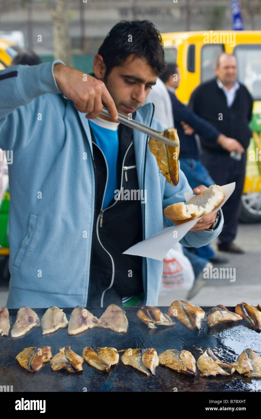 La grigliatura Balik Ekmek o pesce panini accanto al Golden Horn in Istanbul Turchia Foto Stock