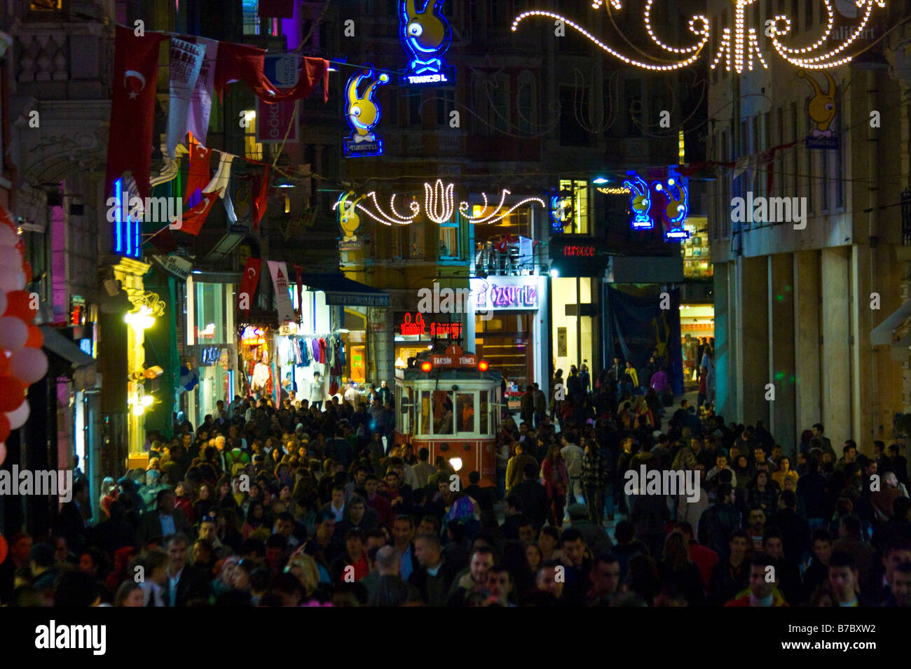 Istiklal Caddesi di notte in Istanbul TURCHIA Foto Stock