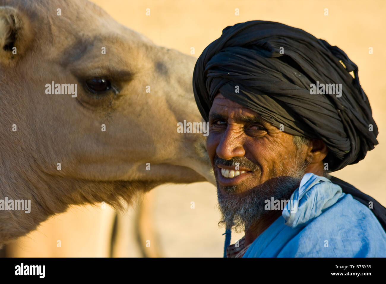 Il tuareg l uomo con il suo cammello in Timbuktu Mali Foto Stock