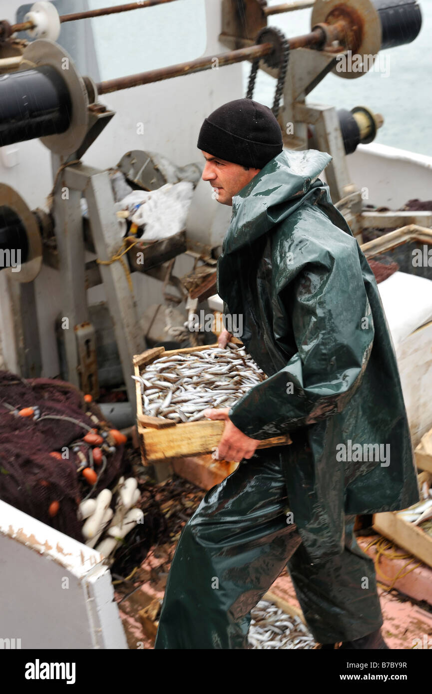 Pescatore scatola portante con pesce Foto Stock