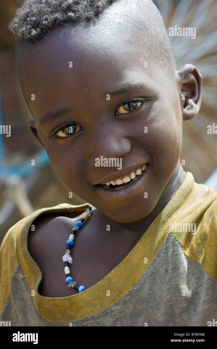 Dogon ragazzo nel villaggio di Sanga nel Pays Dogon del Mali Foto Stock