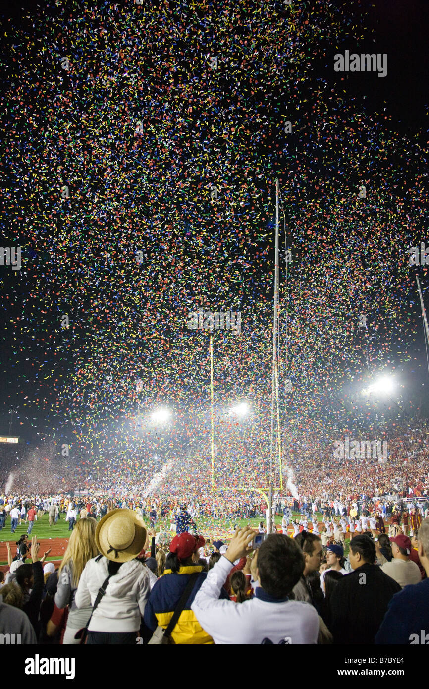 Coriandoli colorati cade sulla folla all'annuale Giorno di nuovi anni Rose Bowl gioco di calcio Foto Stock