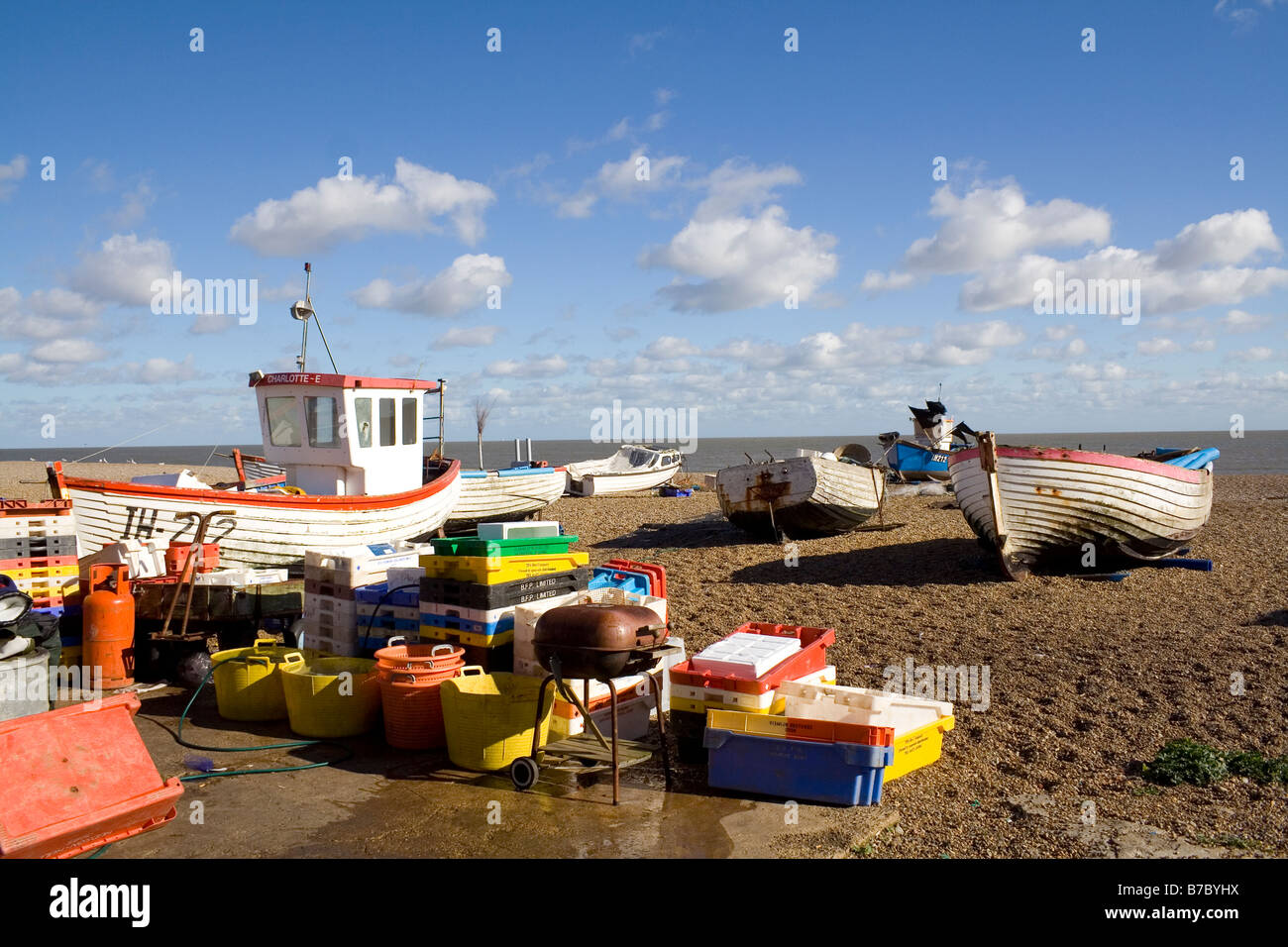 Barche da pesca a riposo sulla spiaggia di Aldeburgh Foto Stock