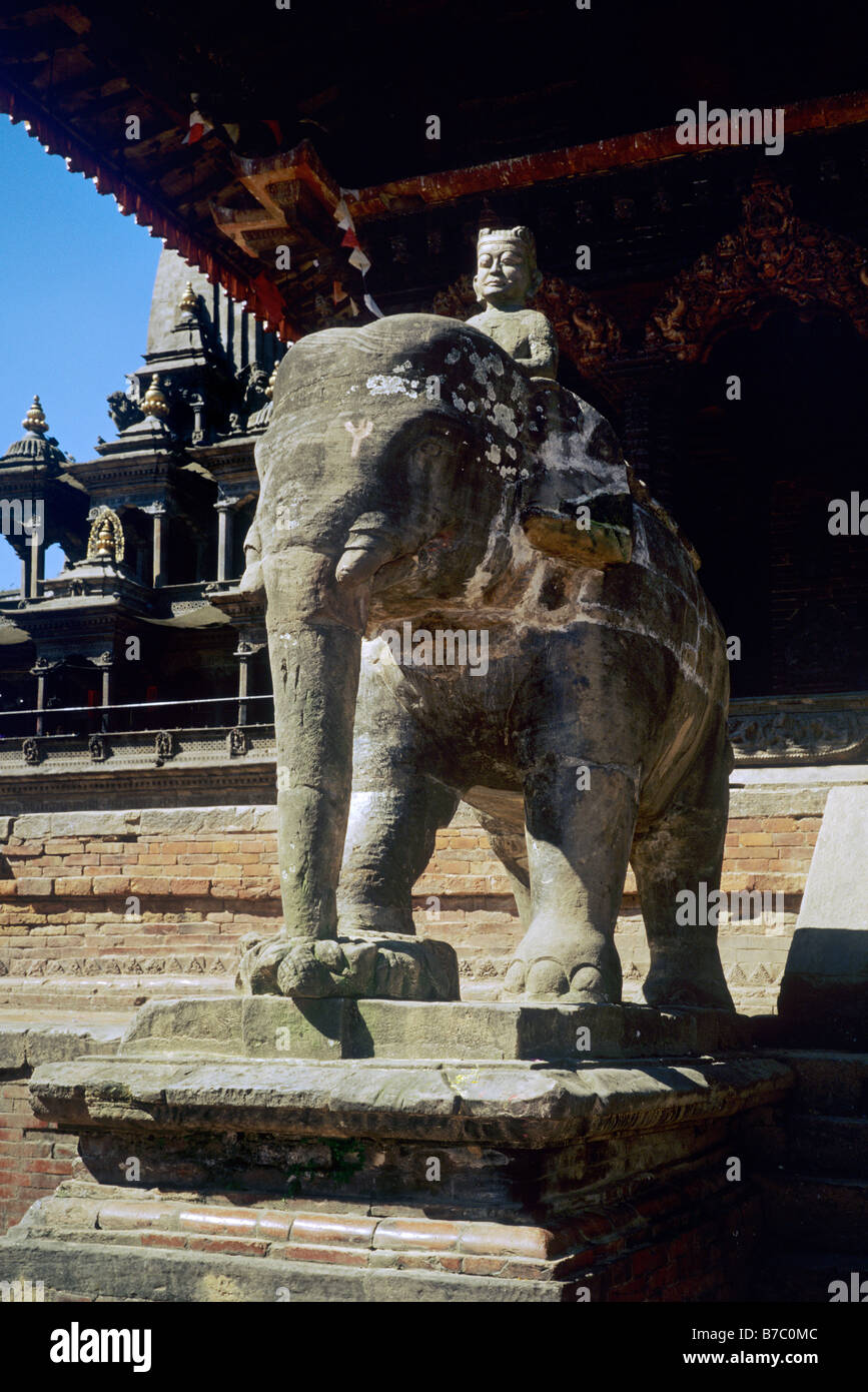 Un MALLA RE cavalcate un elefante sui gradini della BISHWA NATH MANDIR TEMPIO DI PATTAN KATHMANDU IN NEPAL Foto Stock