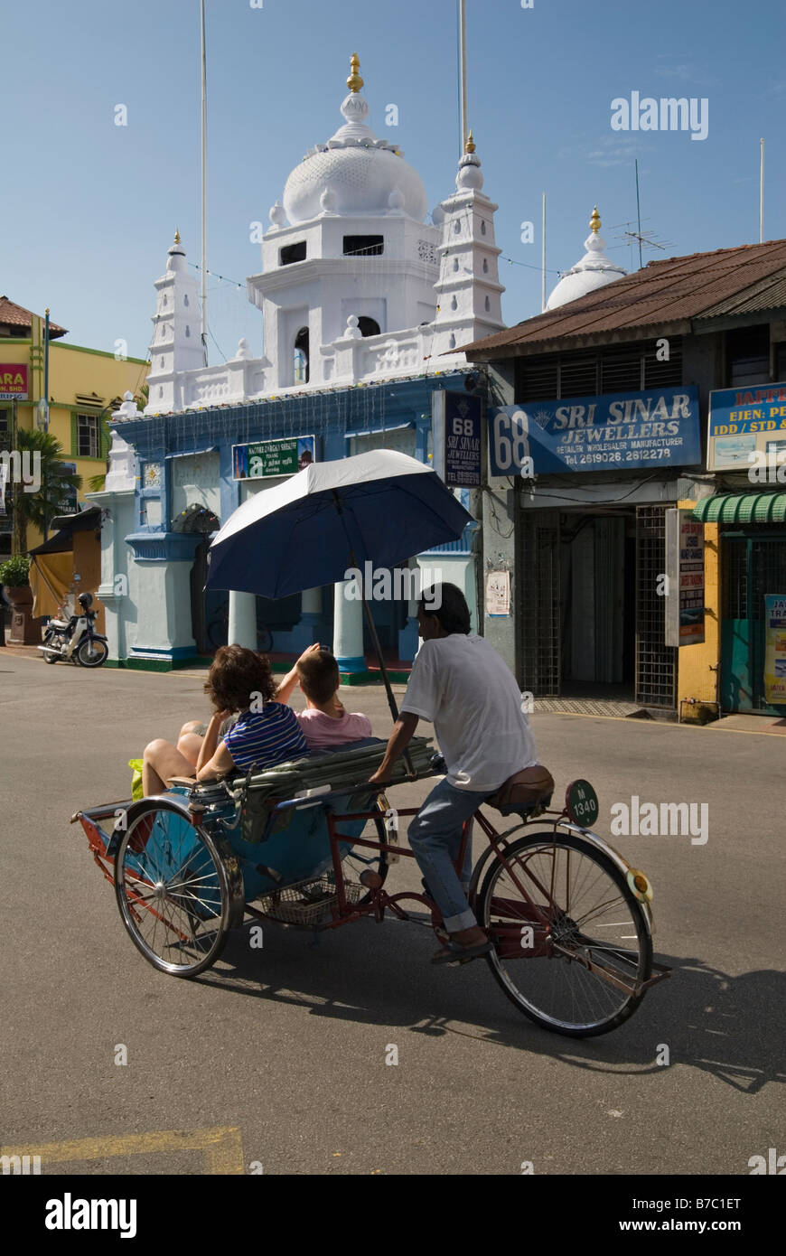 I turisti in un tri-shaw davanti ad una moschea in Georgetown, Penang, Malaysia Foto Stock