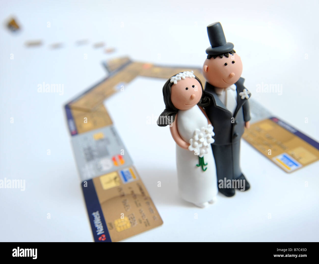 Fumetto sposa e lo sposo figure per decorare una torta di nozze nella foto come se VIVERE IN UNA CARTA DI CREDITO HOUSE Foto Stock