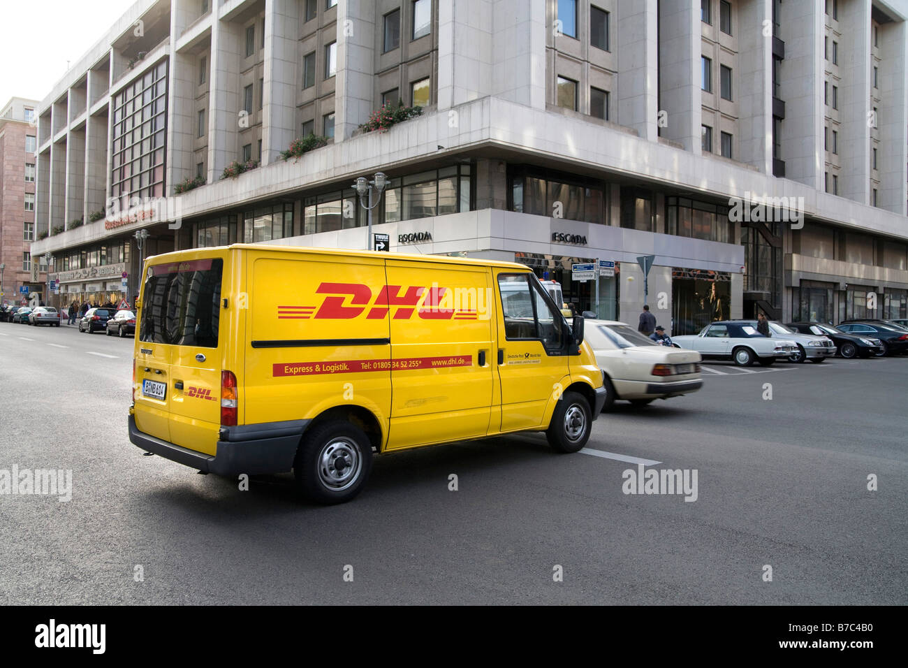 DHL delivery carrello nelle strade di Berlino Germania una società americana operante in un paese straniero Foto Stock