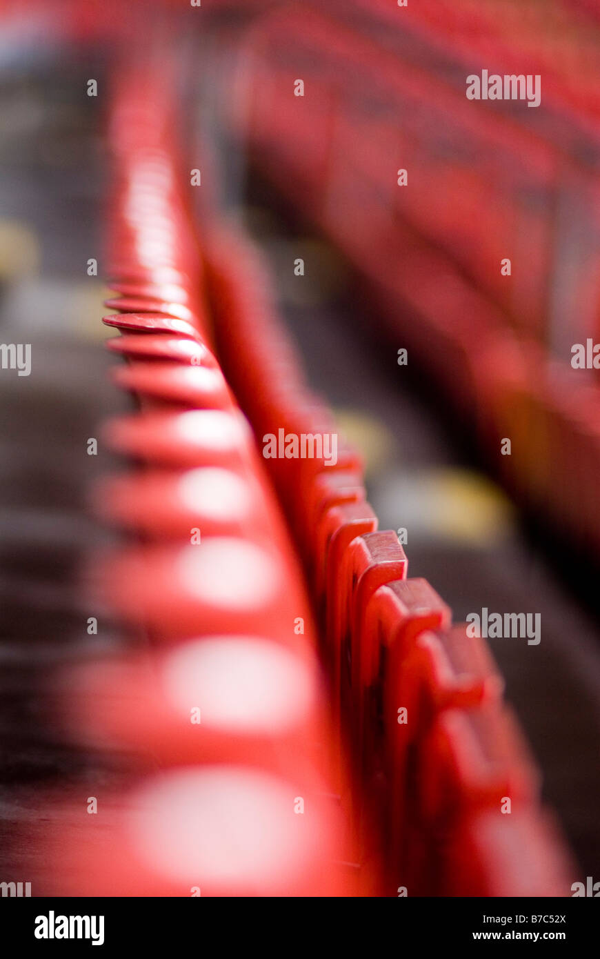 Di rosso posti in gabbie di Cardiff Arms Park il Millennium Stadium Foto Stock