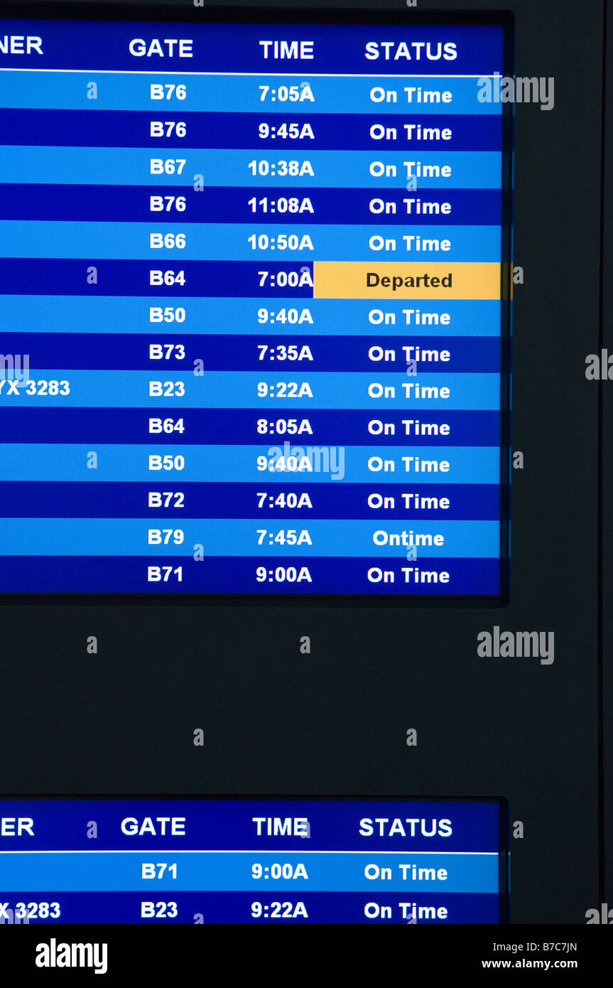 Display LCD in aeroporto che mostra i cancelli e orario di partenza lo stato. Foto Stock Display LCD in aeroporto che mostra i cancelli e orario di partenza lo stato. Foto Stock