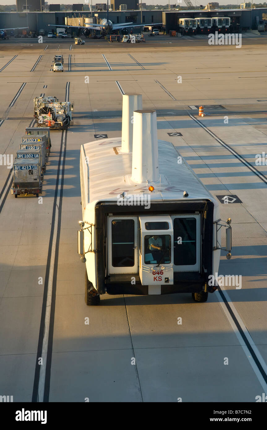 Bus navetta tra i morsetti all'Aeroporto Internazionale di Dulles. Foto Stock