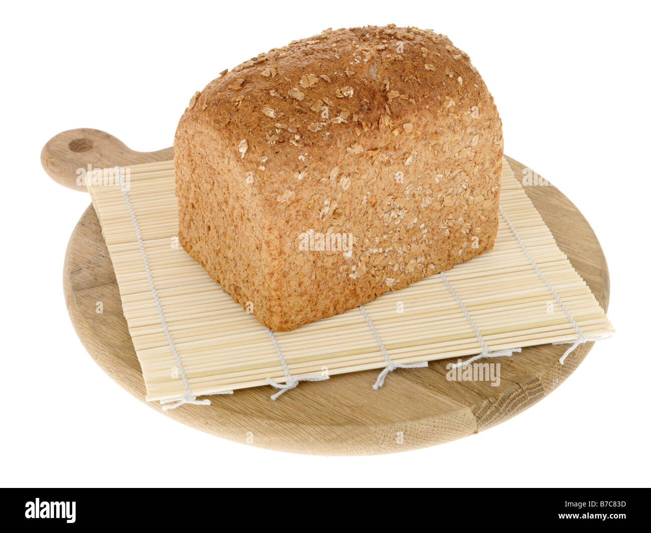 Filone di Brown integrali pane organico contro uno sfondo bianco con nessun popolo con copia di spazio e di un tracciato di ritaglio Foto Stock