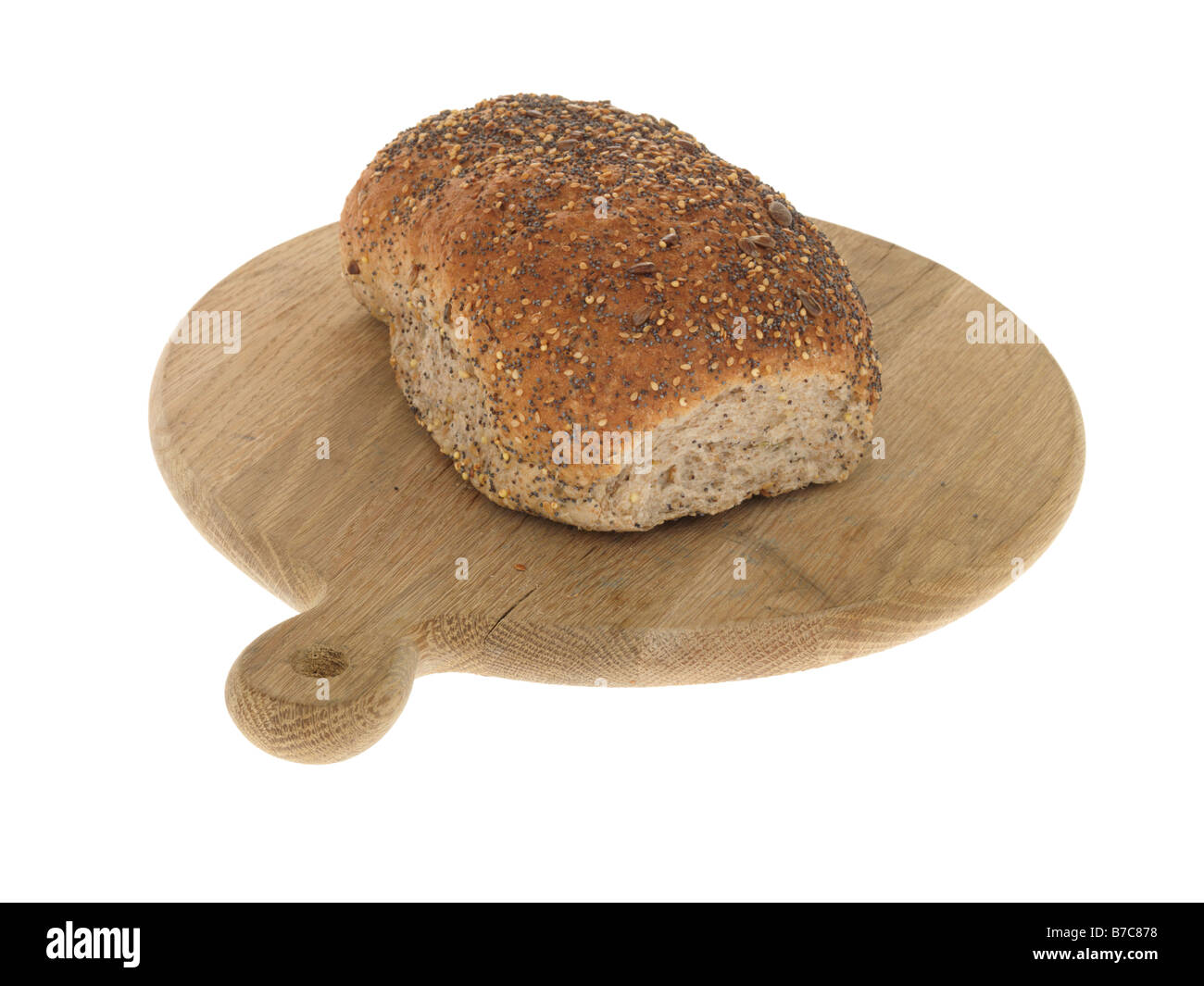 Pane appena sfornato Brown seminate lotto focaccia contro uno sfondo bianco con nessun popolo e un tracciato di ritaglio Foto Stock