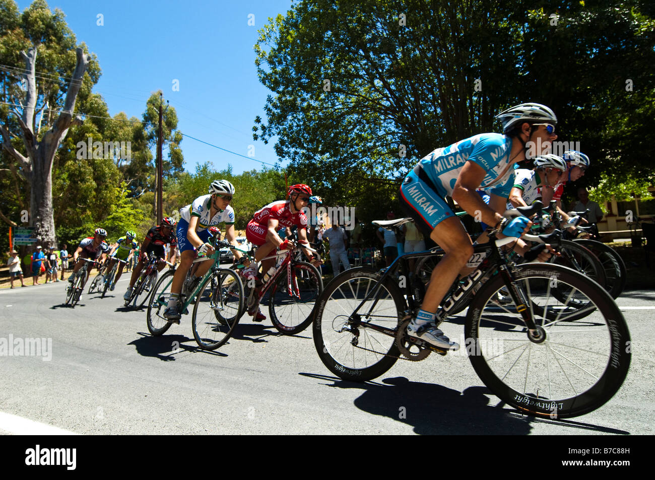 I ciclisti competere nel Tour Down Under 2009 Classic Bike Race in colline di Adelaide Australia Foto Stock