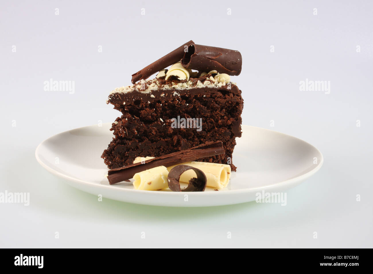 Una fetta di cioccolato pan di spagna. Foto Stock